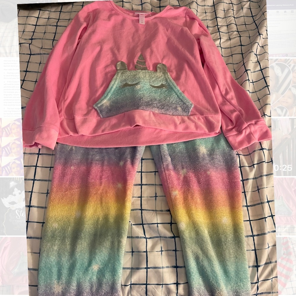 Girl’s unicorn pajamas.
